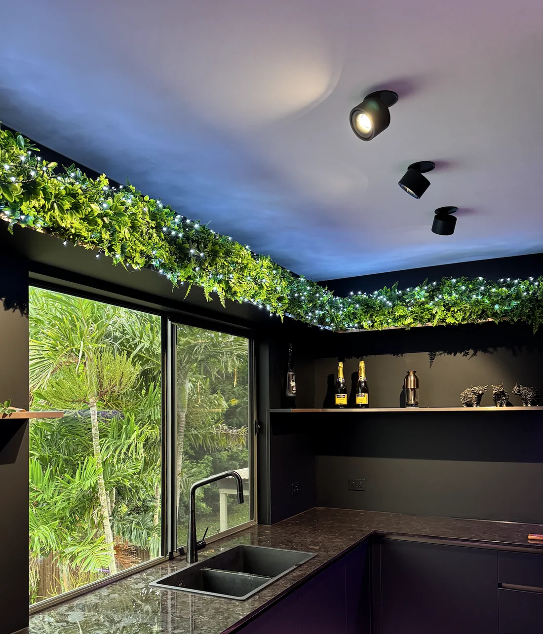 Recessed downlight Savy adjustable Cylinder BLK LED 3CCT Dim 10W DIY